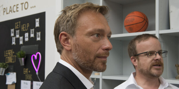 Christian Lindner vor einem Regal, in dem ein Basketball liegt Christian Lindner vor einem Regal, in dem ein Basketball liegt