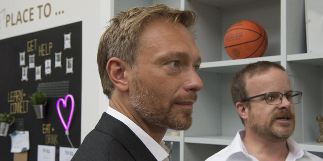 Christian Lindner vor einem Regal, in dem ein Basketball liegt