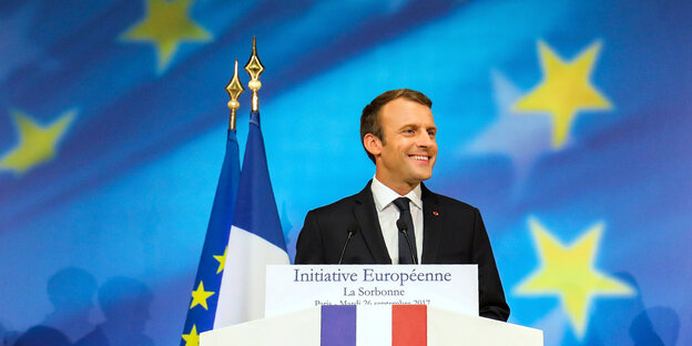 Emmanuel Macron vor Europafahne