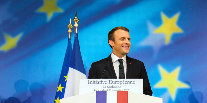 Emmanuel Macron vor Europafahne