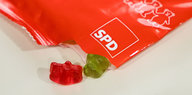 Gummibärchen aus einem SPD-Plastiktütchen