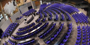Blick in den leeren Plenarsaal des Bundestages