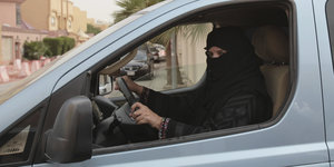 Eine vollverschleierte Frau am Steuer eines Autos