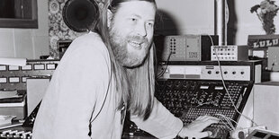 Langhaariger Mann im Studio: Conny Plank