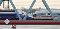 Begegnung eines TGV mit einem ICE auf einer Brücke