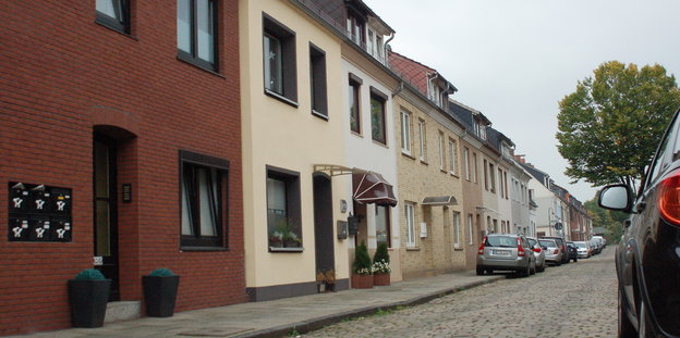 Straße mit zweigeschossigen Häusern im Waller Heimatviertel.