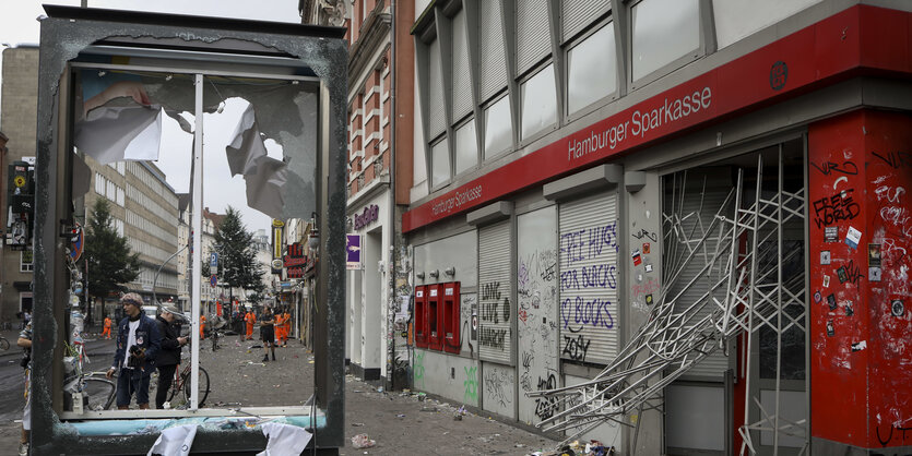 Zerstörte Sparkassenfiliale und Werbetafel am Hamburger Schulterblatt.