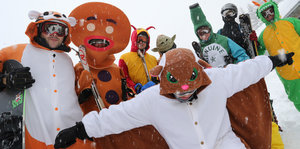 Verkleidete Menschen im Schnee