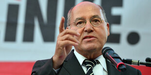 Gregor Gysi spricht an einem Pult