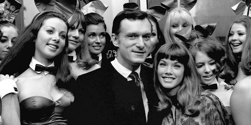 Hugh Hefner im Kreis schöner Frauen