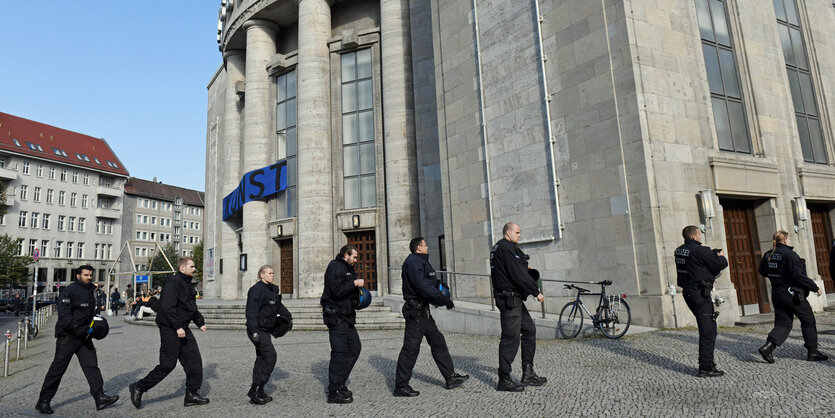 Polizisten schreiten auf die Volksbühne zu