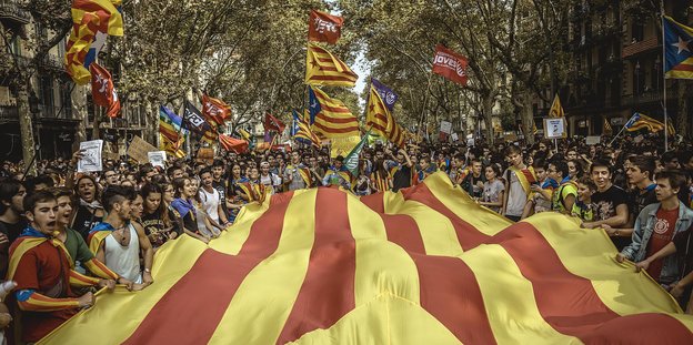 Studenten demonstrieren am 28.09.2017 in Barcelona (Spanien) für das Referendum über eine Unabhängigkeit Kataloniens.