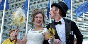 Wie ein Brautpaar gkleidete Demonstranten vor dem EU-Parlament