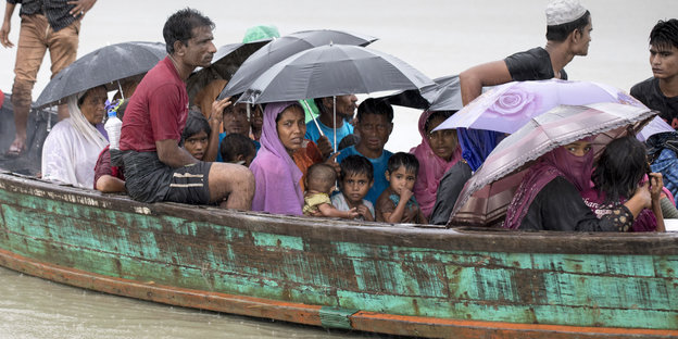 Rohingya, die dicht gedrängt in einem Boot sitzen