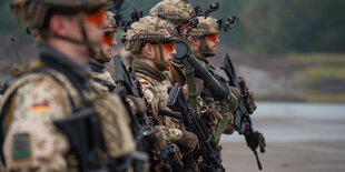 Bundeswehrsoldaten stehen in einer Reihe