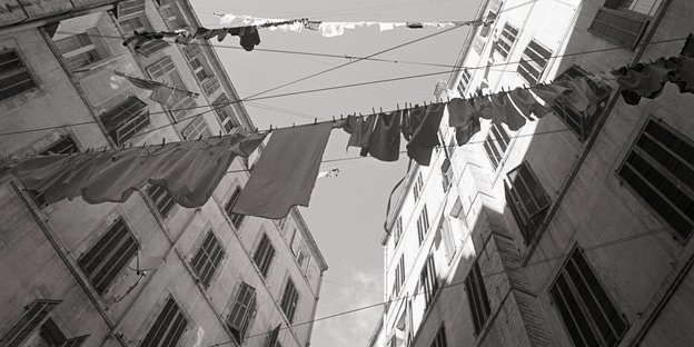 Wäscheleinen hängen zwischen Häuserschluchten