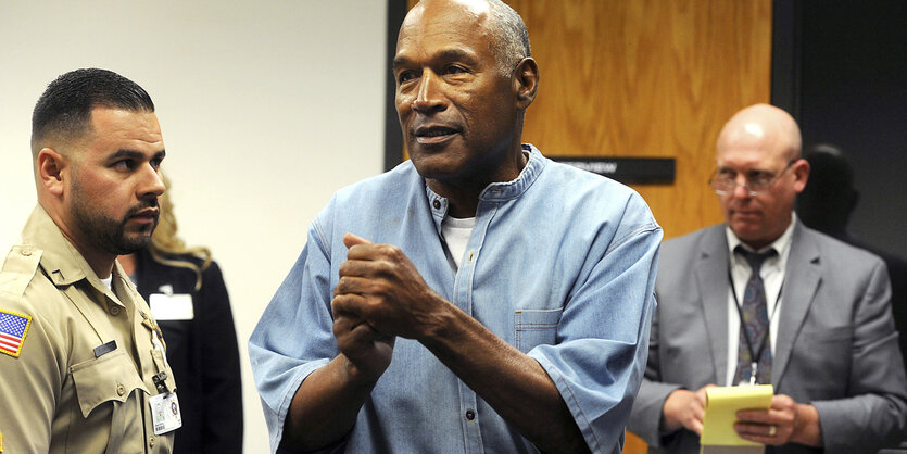 O.J. Simpson in blauer Gefängniskleidung