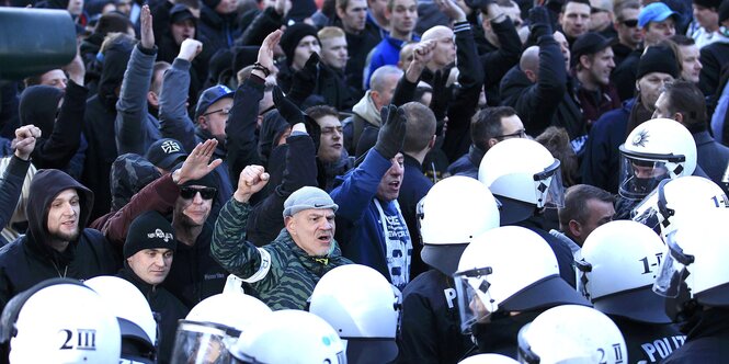 Polizisten und Demonstranten, von denen einige den Hitlergruß zeigen