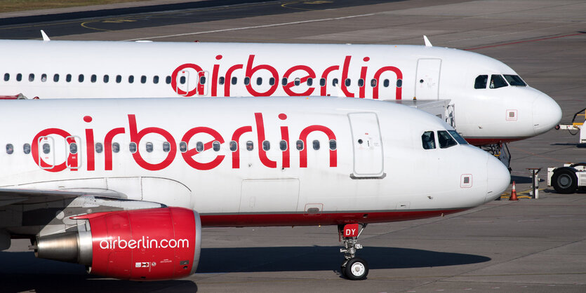 Zwei Flugzeuge von Air Berlin stehen nebeneinander