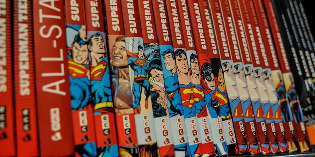 Superman-Comics in einem Regal