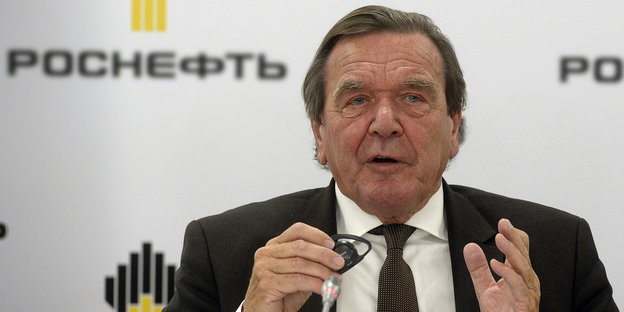 Gerhard Schröder bei einer Rosneft-Pressekonferenz