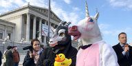 Ein Einhorn und eine Ziege demonstrieren gegen das Verbot