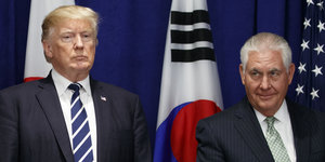 Präsident Donald Trump in der Mitte, neben ihm sein Vize-Präsident Pence und sein Außenminister Tillerson (rechts)