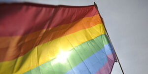 Regenbogenflagge flattert im Wind
