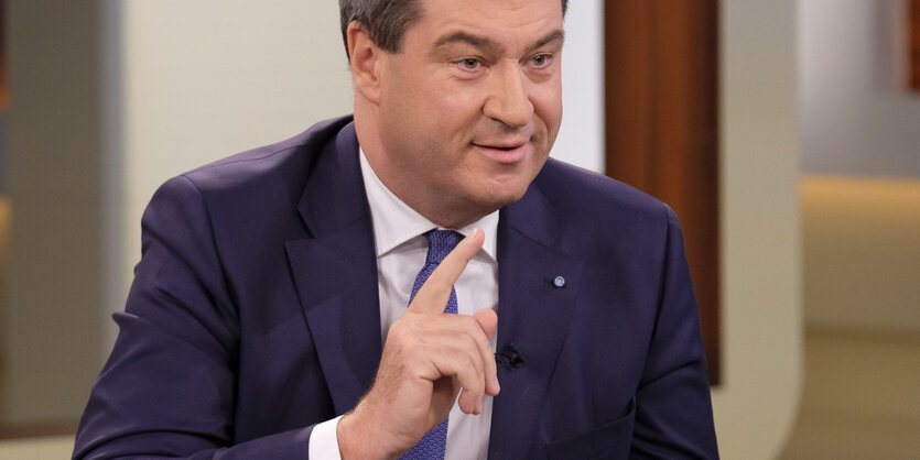 Markus Söder spricht mit erhobenem Zeigefinger