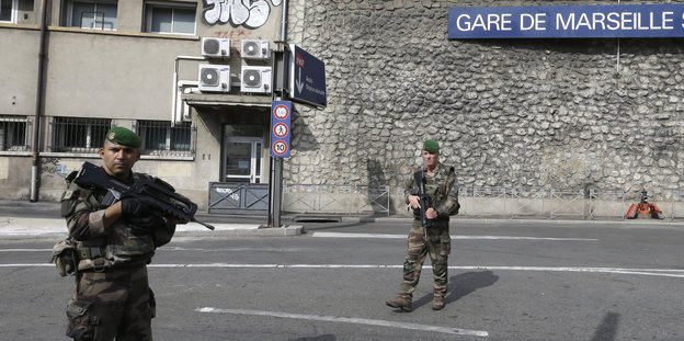 Französische Soldaten patrouillieren vor der Marseiller U-Bahn Station