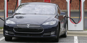 Ein E-Auto des US-Herstellers Tesla an einer Ladesäule