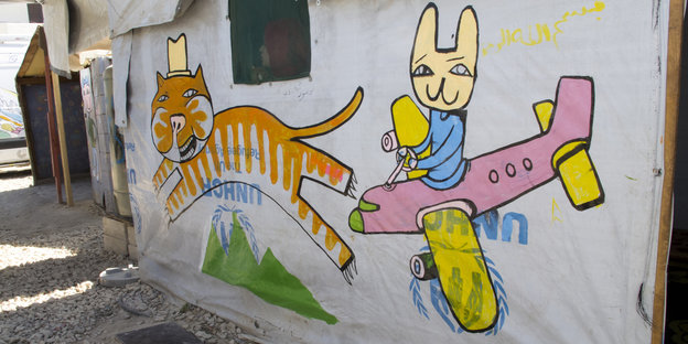 Zwei Graffitis auf einem Tuch in einem Flüchtlingslager im Libanon