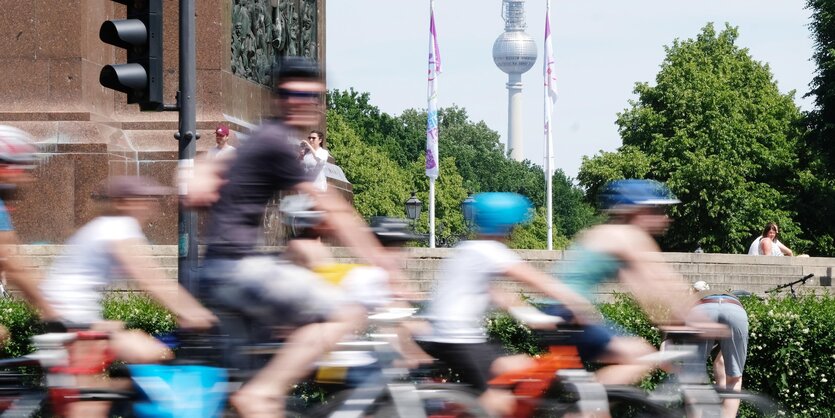 Menschen fahren so schnell auf Fahrrädern, dass sie auf dem Bild verwischen