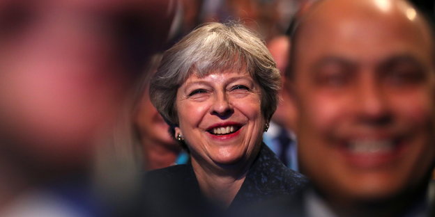 Theresa May lacht beim Parteitag der Tories