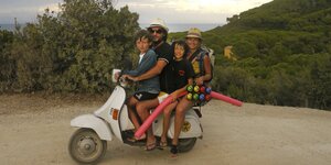 Vier Personen auf einem Moped Vier Personen auf einem Moped