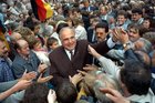 Helmut Kohl schüttelt Hände bei einer Wahlkampfveranstaltung in Heiligenstadt in Thüringen im Jahr 1990