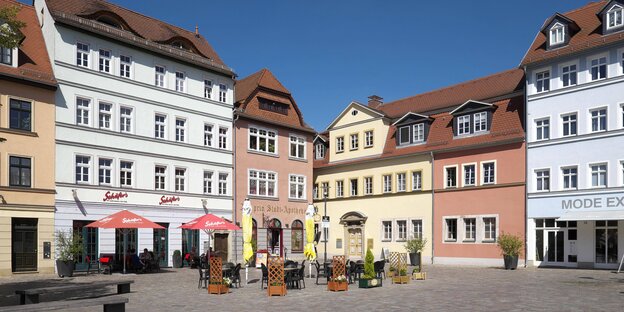 Marktplatz mit renovierten alten Häusern