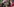 Steinmeier redet mit BürgerInnen. Sie machen Fotos