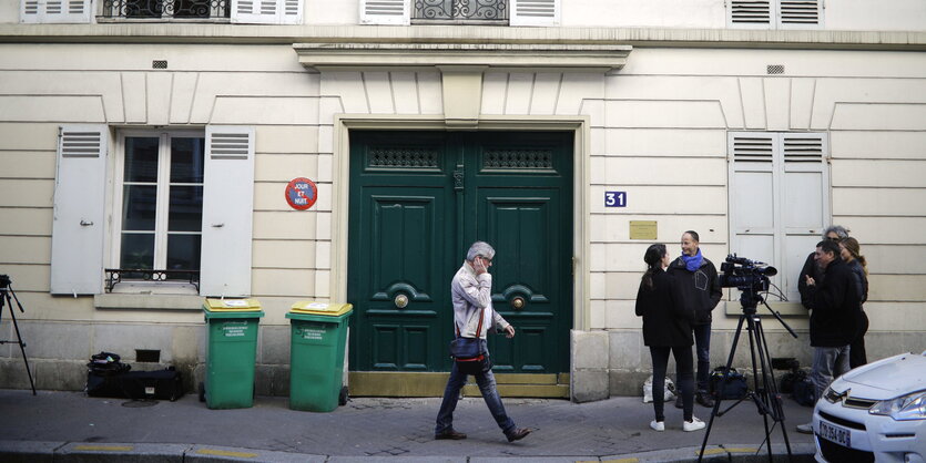 vor einem Apartementhaus steht ein Kamerateam