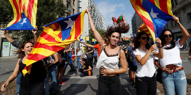 In Barcelona sind Zehntausende auf die Straße. Sie schwenken Fahnen und demonstrieren gegen die Polizeigewalt.