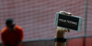 Ein Handy, auf dem eine Liebeserklärung an Piqué zu lesen ist