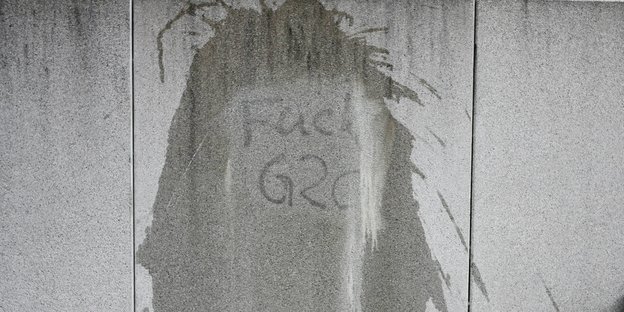 Ein Graffiti „Fuck G20“ wurde von einer Mauer entfernt