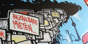 Ein Graffito, in dem "bezahlbare Mieten" steht