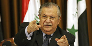 Dschalal Talabani zeigt mit beiden Zeigefingern nach vorne