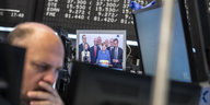 Ein Mann schaut an der Börse auf einen Bildschirm