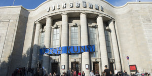 Fassade der Berliner Volksbühne mit Transparent "Doch Kunst"