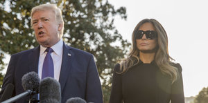 Donald Trump und seine Frau Melania vor Mikrofonen
