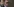 Zwei Männer gehen nebeneinander, einer trägt eine schwarze Sonnenbrille