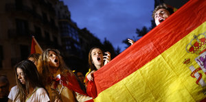 Junge Leute mit einer spanischen Fahne