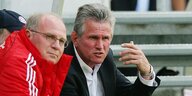zwei Männer nebeneinander, einer mit Glatze und in sehr roter Jacke, der andere im Jackett - es sind Uli Hoeneß und Jupp Heynckes